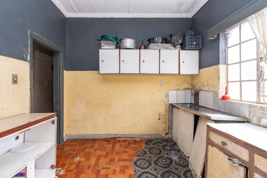8 Bedroom Property for Sale in Maitland Western Cape